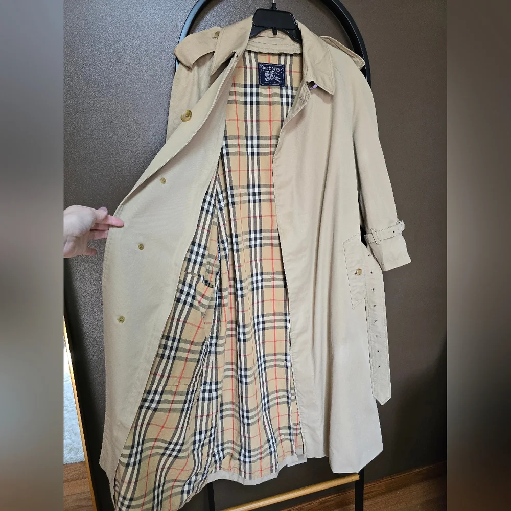 Burberry Beige Trench Coat with Classic Check Lining - Picture 5 of 17